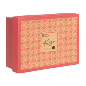 Boîte cadeau rose avec motif floral et logo 'Table Passion Kiyo' pour un coffret de tasses
