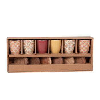 Coffret de six gobelets en grès aux motifs floraux multicolores et sous-tasses en bois de la collection Rangoli