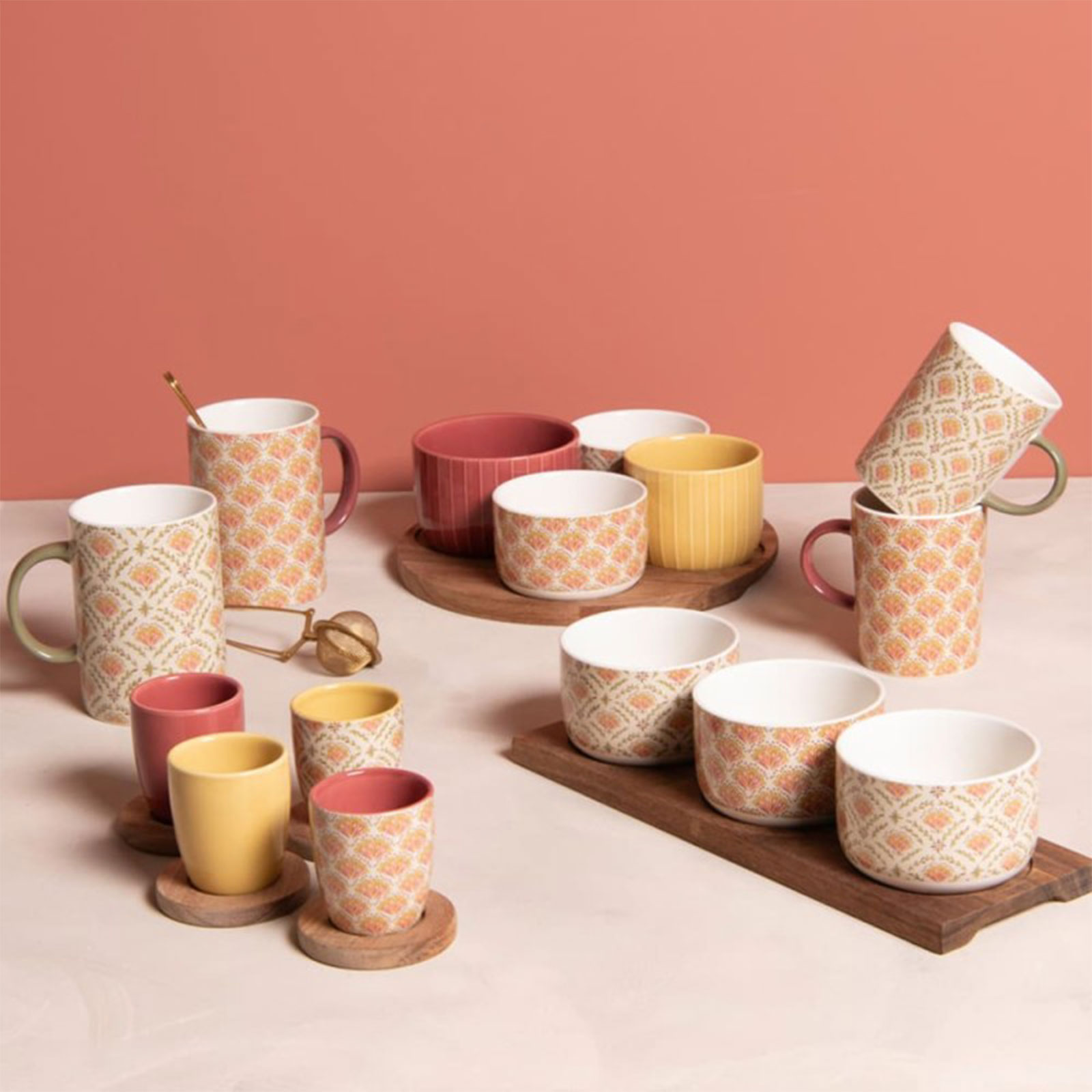 Ensemble de gobelets et sous-tasses Rangoli aux motifs floraux colorés, parfaits pour l'espresso