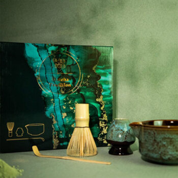 Coffret Yoko Design Matcha Tradition vert émeraude avec fouet Chasen en bambou, cuillère Chashaku, bol Matchawan et support, pour rituel authentique