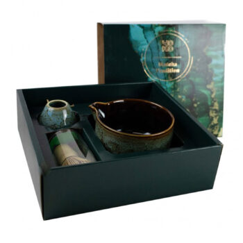Coffret Matcha Tradition Yoko Design avec un fouet Chasen en bambou, un bol Matchawan et un support, dans un emballage élégant vert émeraude et or.