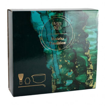 Coffret Yoko Design Matcha Tradition avec des motifs abstraits vert émeraude et dorés, montrant des pictogrammes de fouet Chasen, cuillère Chashaku et bol Matchawan
