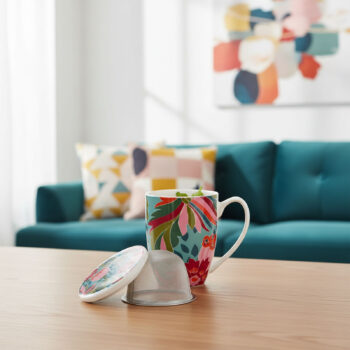 Tisanière Amadeus Isaline en porcelaine Bone China avec un motif floral bleu sarcelle, rose et vert, accompagnée de son filtre et couvercle assortis.