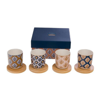 Coffret Amadeus Laure présentant quatre gobelets en porcelaine décorés de motifs géométriques et leurs sous-tasses en bois