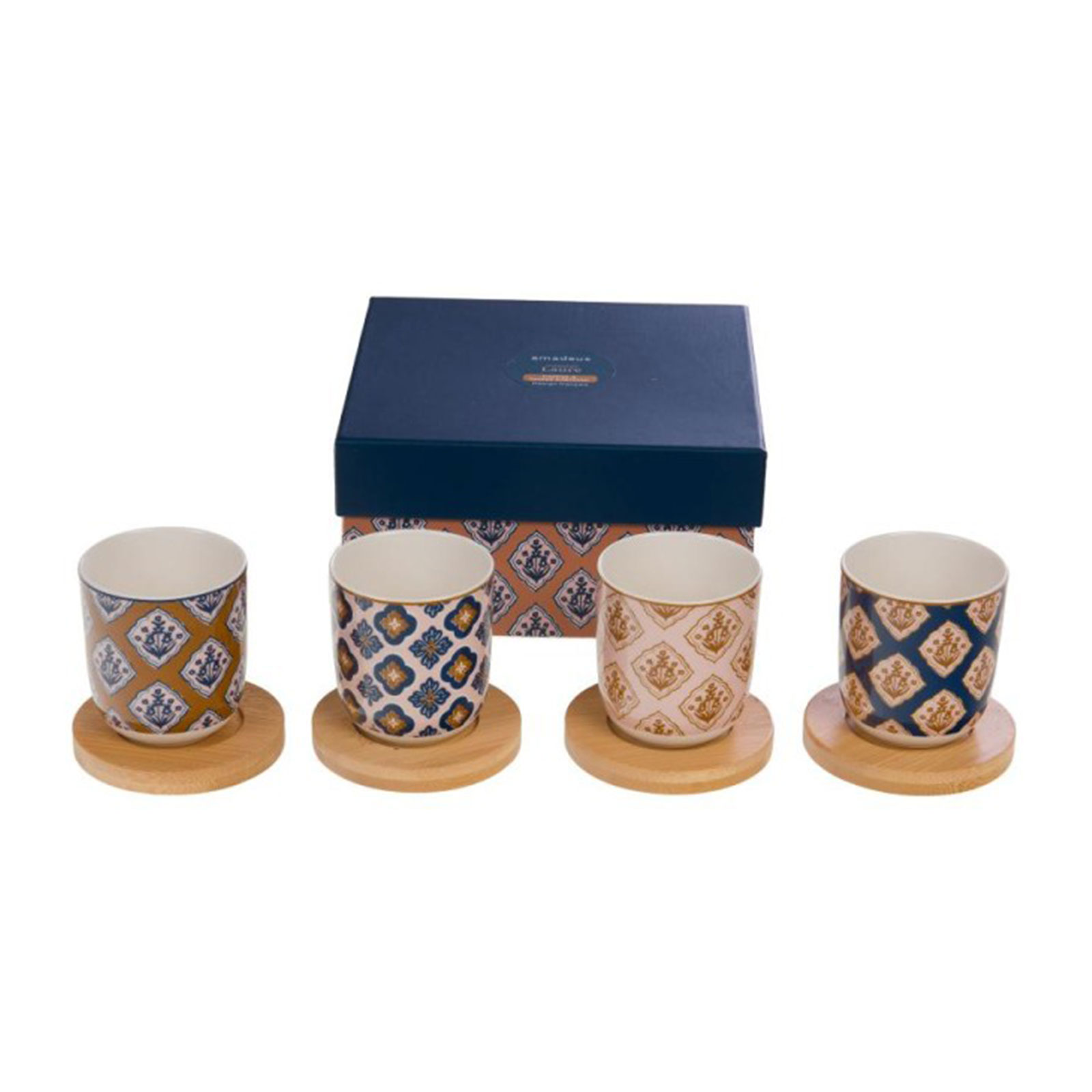 Coffret Amadeus Laure présentant quatre gobelets en porcelaine décorés de motifs géométriques et leurs sous-tasses en bois