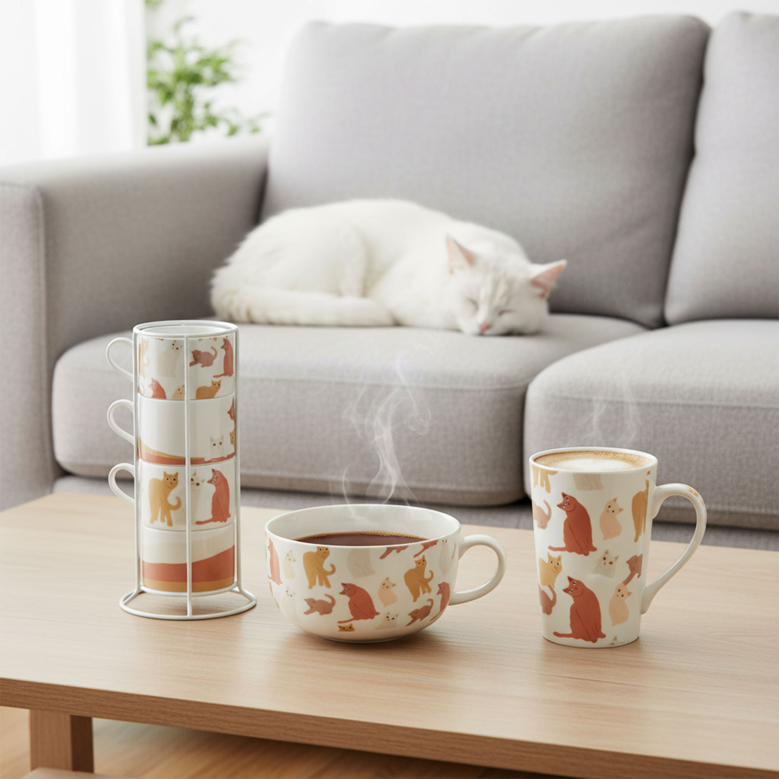 Tasse déjeuner Amadeus Gustave à motif de chats, blanche avec des illustrations de chats oranges et beiges, posée sur une table en bois.