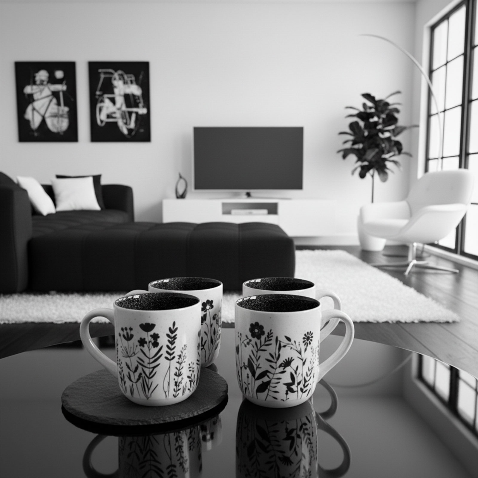 Quatre mugs blancs avec motifs floraux noirs, design Ikebana, posés sur une table basse noire dans un salon moderne