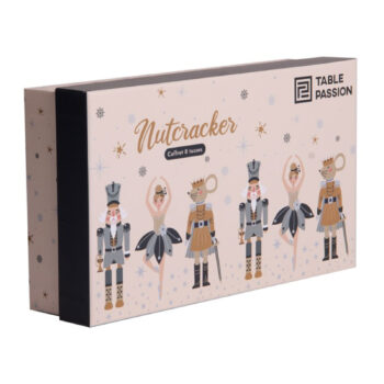 Boîte cadeau 'Nutcracker' de Table Passion ornée de personnages féeriques et de flocons, contenant 8 tasses en porcelaine de 11cl.