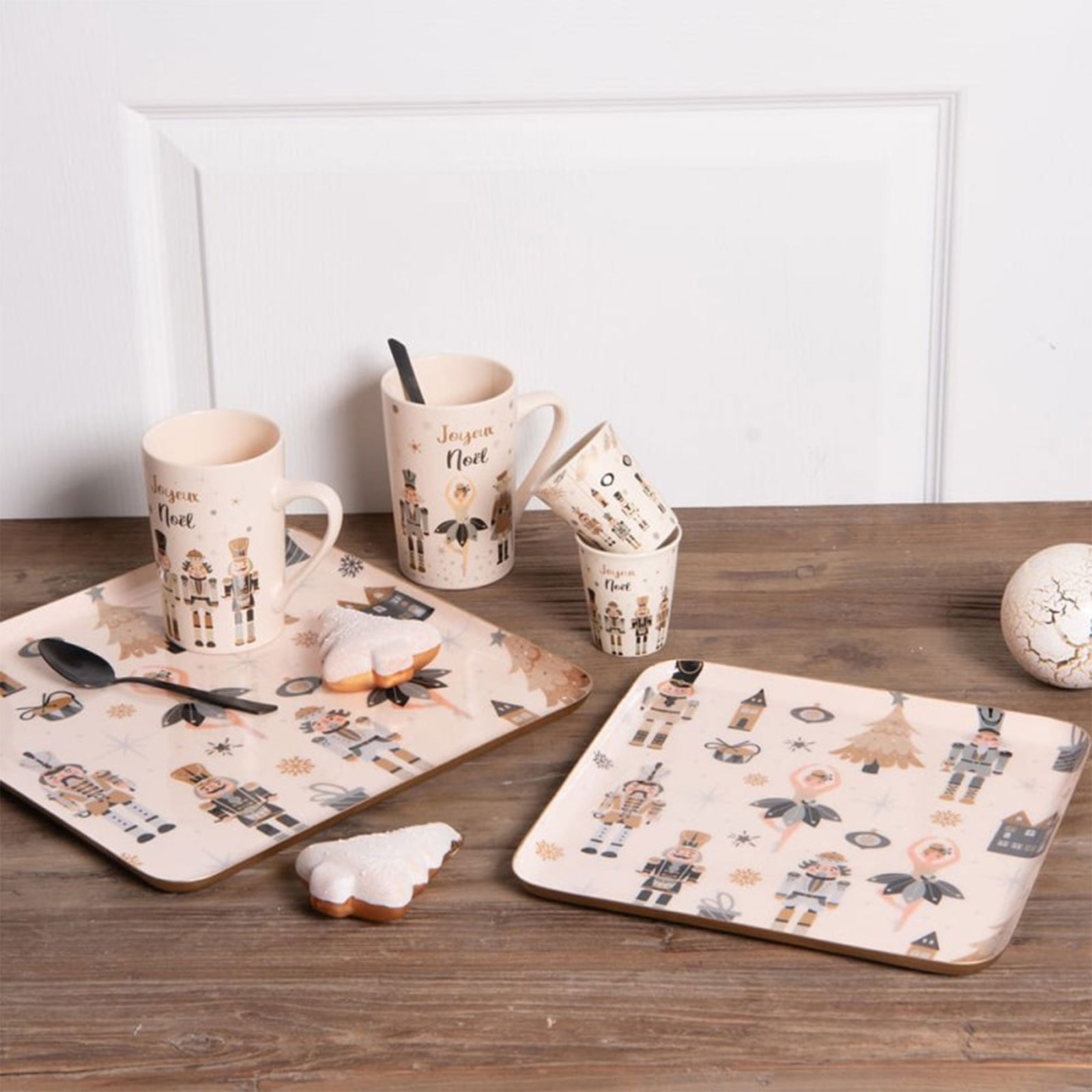 Ensemble de 4 mugs et 2 petits plateaux décorés de motifs de casse-noisettes et de flocons de neige, sur fond clair, pour Noël