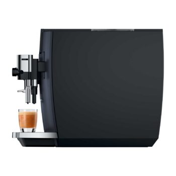 Machine à café JURA E8 Cosmic Black avec un espresso fraîchement préparé dans un verre, affichant le système de sortie du café