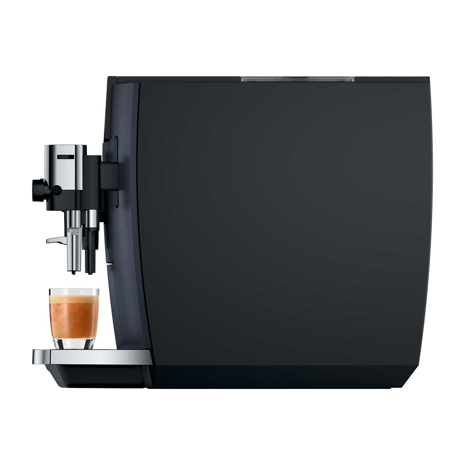 Machine à café JURA E8 Cosmic Black avec un espresso fraîchement préparé dans un verre, affichant le système de sortie du café