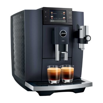 Machine à café automatique Jura E8 Cosmic Black préparant deux expressos dans des verres transparents, affichant 27 spécialités de café