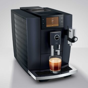 Machine à café automatique Jura E8 Cosmic Black avec une tasse d'espresso prête à être servie, affichage d'écran couleur