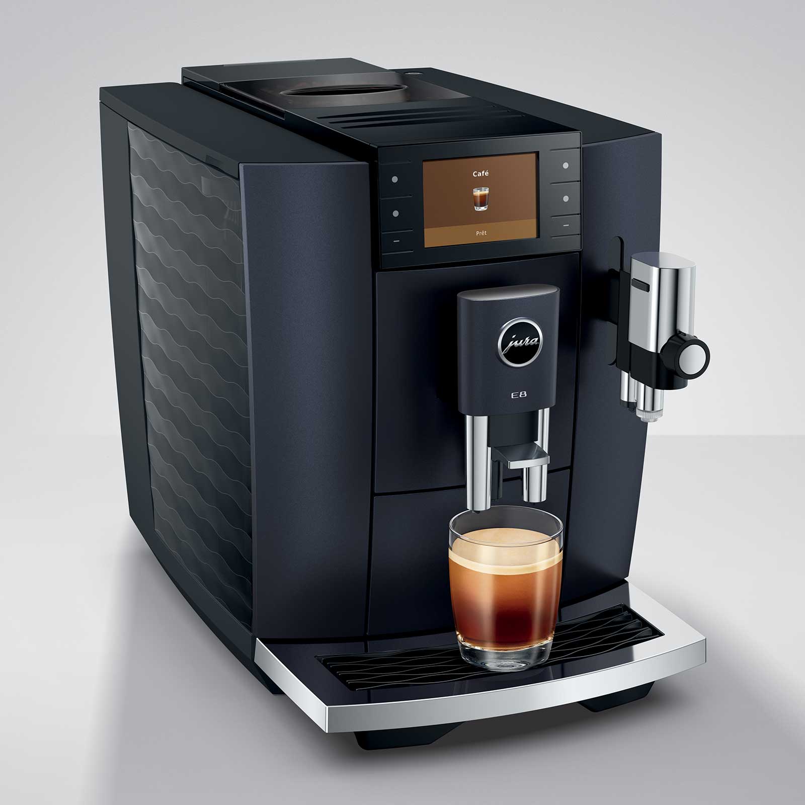 Machine à café automatique Jura E8 Cosmic Black avec une tasse d'espresso prête à être servie, affichage d'écran couleur