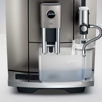 Machine à café Jura E8 Midnight Silver avec réservoir d'eau transparent et buse vapeur chromée, affichant le logo Jura