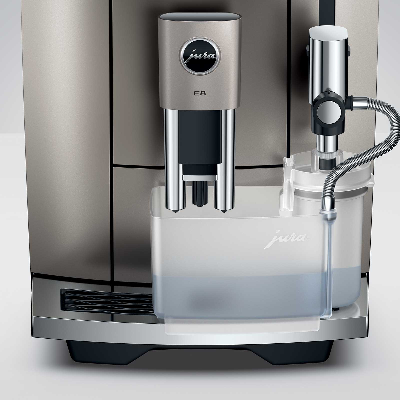 Machine à café Jura E8 Midnight Silver avec réservoir d'eau transparent et buse vapeur chromée, affichant le logo Jura