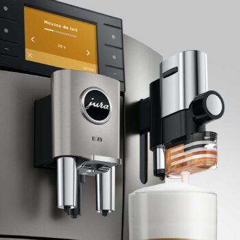 Machine à café Jura E8 Midnight Silver préparant de la mousse de lait, affichant un compte à rebours de 20 secondes sur son écran tactile