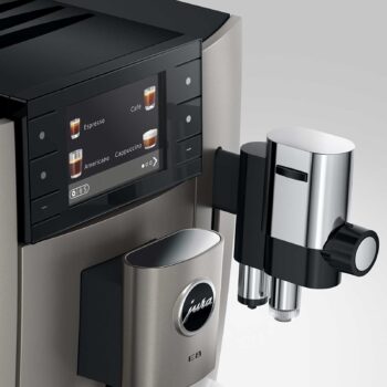 Écran tactile d'une machine à café JURA E8 affichant les options de boissons comme Espresso, Café, Americano et Cappuccino.