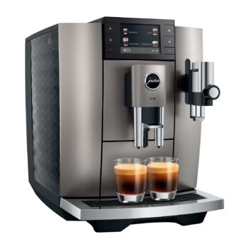 Machine à café automatique Jura E8 Midnight Silver avec deux expressos servis dans des verres, affichage numérique du menu des boissons