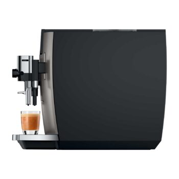 Machine à café automatique Jura E8 Midnight Silver versant un espresso dans une tasse