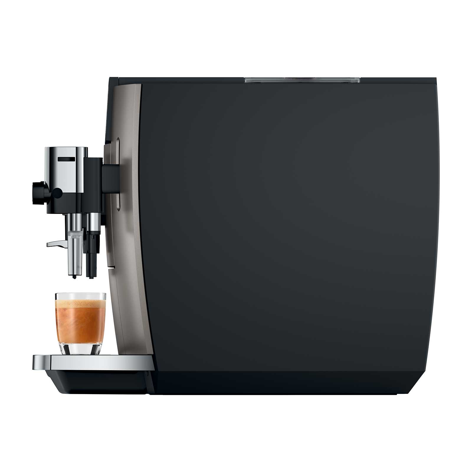 Machine à café automatique Jura E8 Midnight Silver versant un espresso dans une tasse