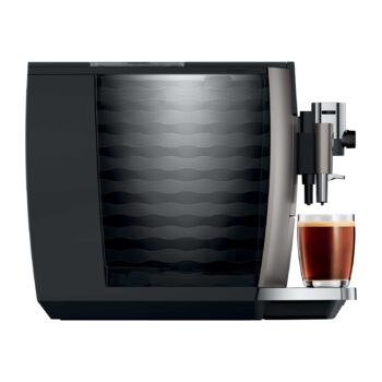 Machine à café automatique JURA E8 Midnight Silver avec un expresso fumant dans un verre