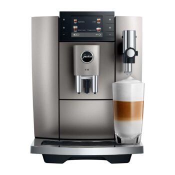 Machine à café automatique Jura E8 Midnight Silver préparant un latte macchiato dans un verre transparent