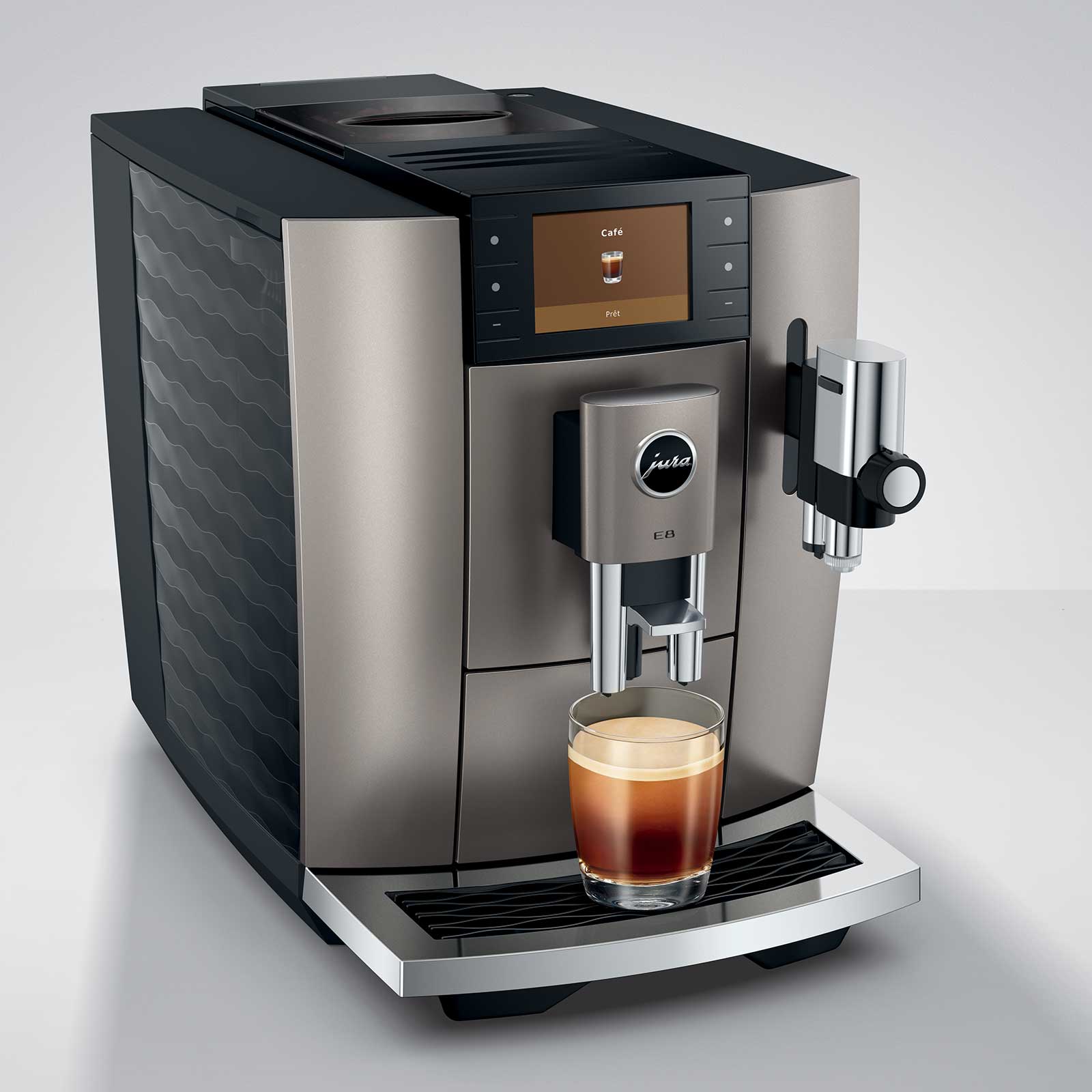 Machine à café automatique Jura E8 Midnight Silver entourée de plusieurs tasses de café préparées : expresso, cappuccino, latte macchiato et verre d'eau.