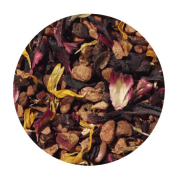 Mélange de feuilles de thé séchées, morceaux de fruits rouges et jaunes, et quelques éléments bruns ressemblant à des graines ou des épices, évoquant une infusion fruitée et drainante