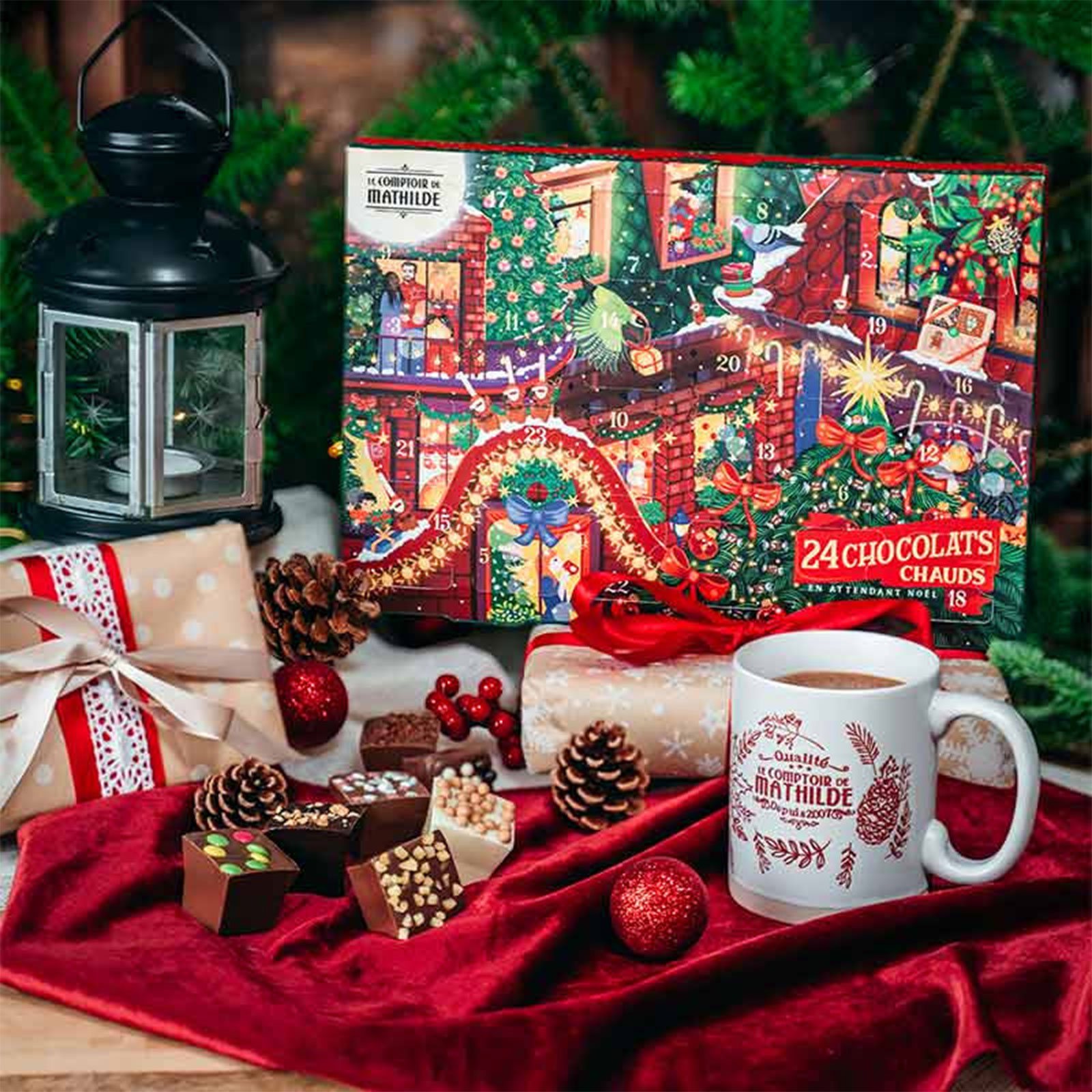 Calendrier de l'Avent Comptoir de Mathilde avec 24 chocolats chauds, décoré sur le thème de Noël, entouré de cadeaux, pommes de pin et une tasse de chocolat chaud.