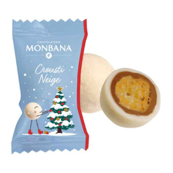 Chocolat Monbana Crousti Neige, un bonbon blanc cassé enrobé de chocolat au lait et au cœur croustillant à l'arôme café, à côté de son emballage festif avec un sapin de Noël animé.