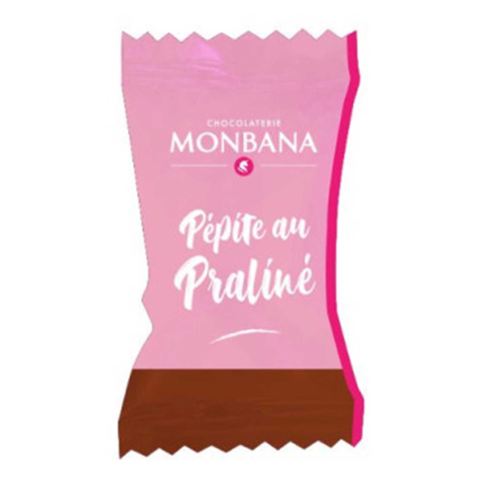 Emballage rose de bonbon Monbana Pépites au praliné, avec le logo Monbana et la mention 'Chocolaterie'