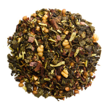 Recharge de thé vert Joie Bio 100g, mélange de feuilles vertes, riz soufflé doré et fruits rouges intenses sur fond blanc