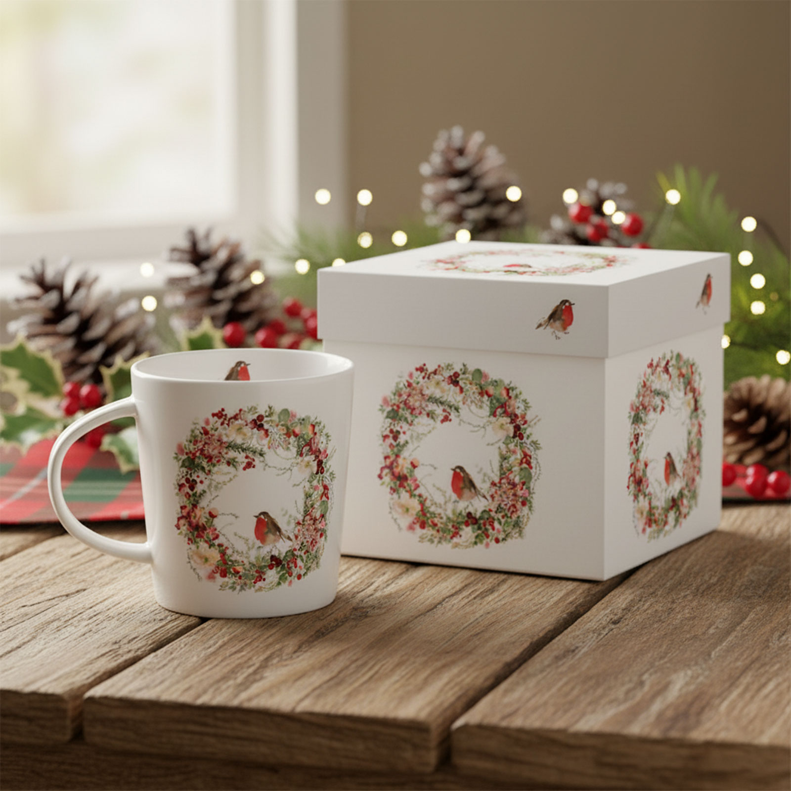 Mug en porcelaine blanche décoré d'une couronne de Noël florale avec un rouge-gorge, accompagné de son coffret cadeau assorti
