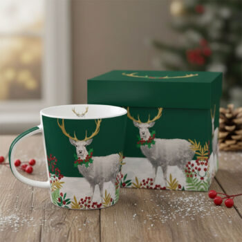 Mug en porcelaine fine PPD Christmas Deer vert sapin avec motif cerf et houx, accompagné de sa boîte cadeau assortie