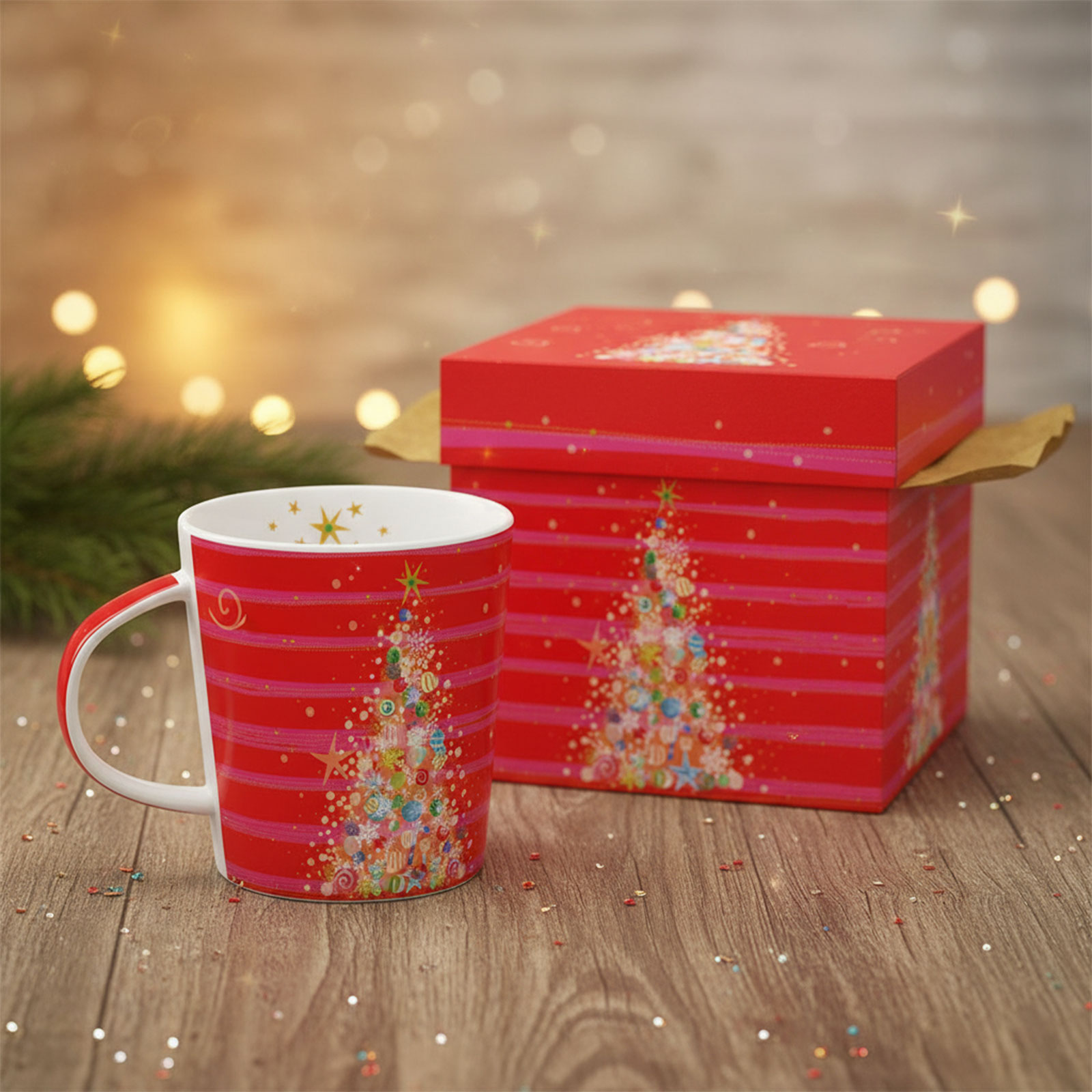 Mug de Noël rouge et rose avec sapin décoré, accompagné de son coffret cadeau assorti