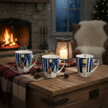 Trois tasses en porcelaine décorées d'animaux d'hiver (cerf, loup) sur fond de forêt nocturne enneigée, près d'une cheminée.