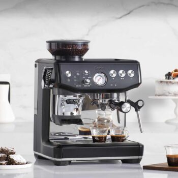 Machine à expresso Sage The Barista Express Impress Truffe noire avec broyeur intégré et deux tasses d'espresso prêtes