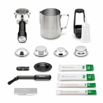 Ensemble d'accessoires pour machine à expresso Sage : porte-filtre, pichet à lait, paniers-filtres, outil de dosage The Razor, et produits de nettoyage