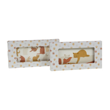 Deux boîtes rectangulaires décorées de motifs de pattes de chat, l'une montrant plusieurs chats stylisés, l'autre deux chats, une coupelle Amadeus Gustave