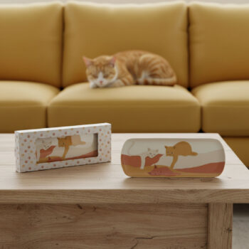 Plateau rectangulaire Amadeus Gustave avec un motif de chats endormis, fond blanc avec des empreintes de pattes, sur une table en bois