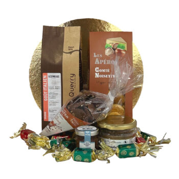 Corbeille de Noël Querry avec café, chocolats, confiture et papillotes sur un socle doré
