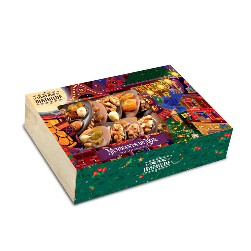 Coffret rectangulaire en bois ouvert, rempli de mendiants de Noël ornés de fruits secs et de noix, sur un fond décoratif festif.