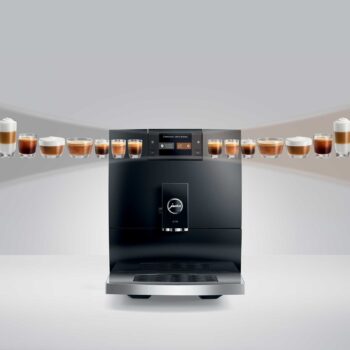 Machine à café automatique Jura C9 Piano Black avec une rangée de tasses de café variées disposées de chaque côté, illustrant ses 17 spécialités.
