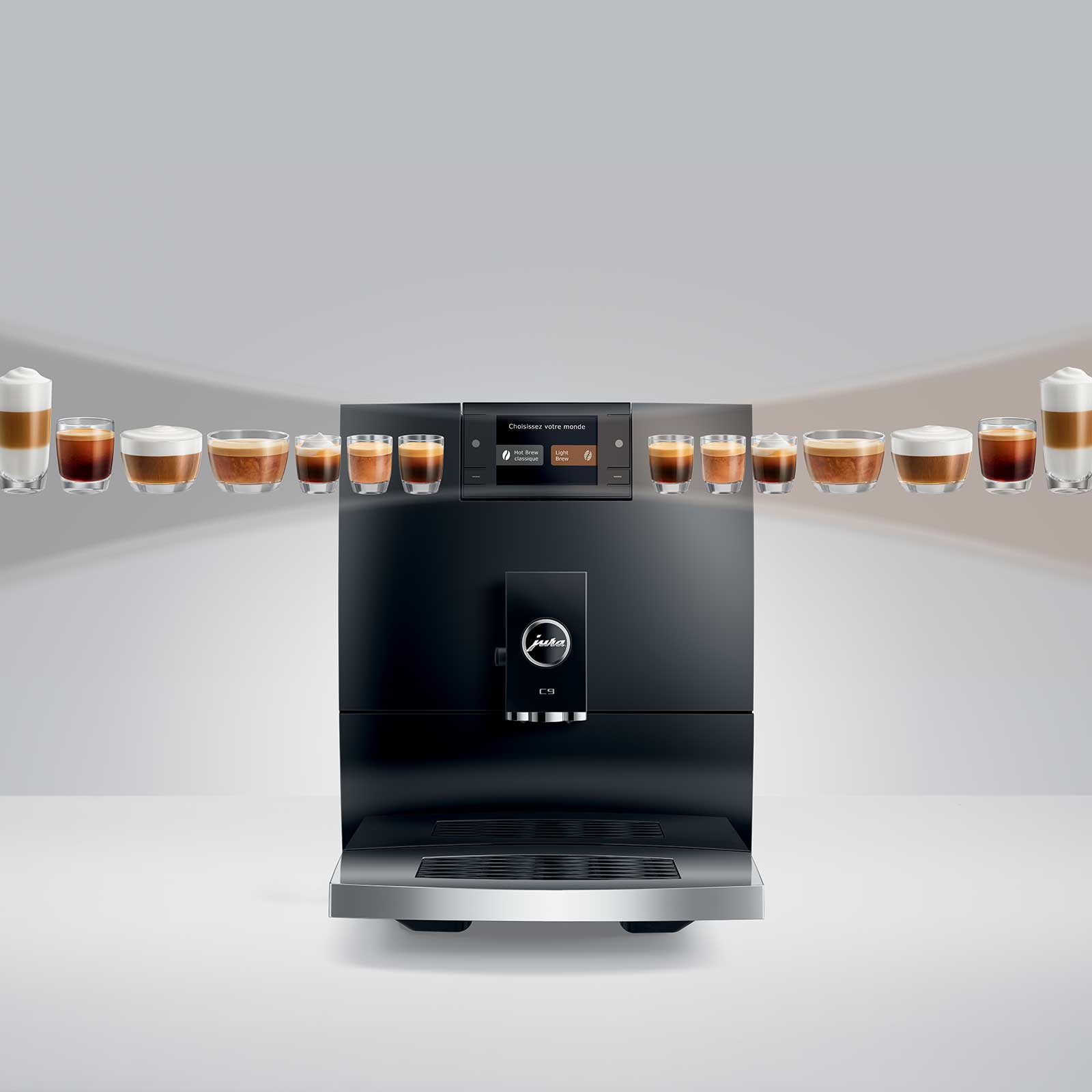 Machine à café automatique Jura C9 Piano Black avec une rangée de tasses de café variées disposées de chaque côté, illustrant ses 17 spécialités.