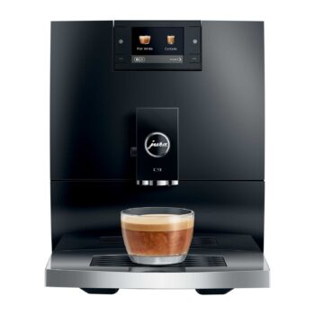 Machine à café automatique Jura C9 Piano Black avec un verre d'espresso sur le plateau, affichant les options Flat White et Cortado à l'écran.