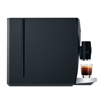 Machine à café automatique Jura C9 Piano Black versant un espresso dans un verre, avec un fond blanc.