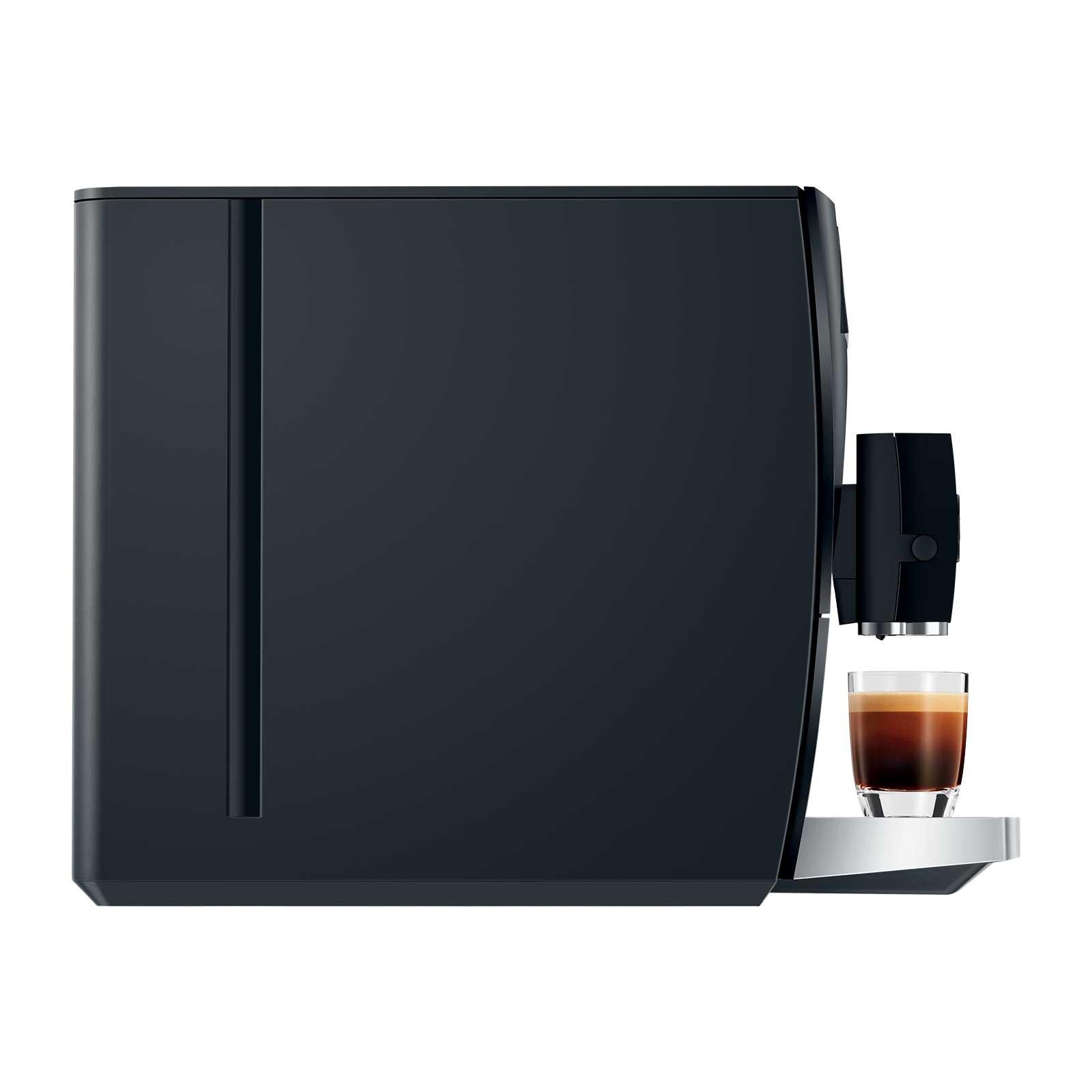 Machine à café automatique Jura C9 Piano Black versant un espresso dans un verre, avec un fond blanc.