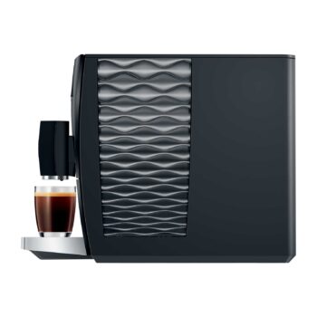 Machine à café JURA C9 Piano Black avec une tasse de café noir prête à être dégustée
