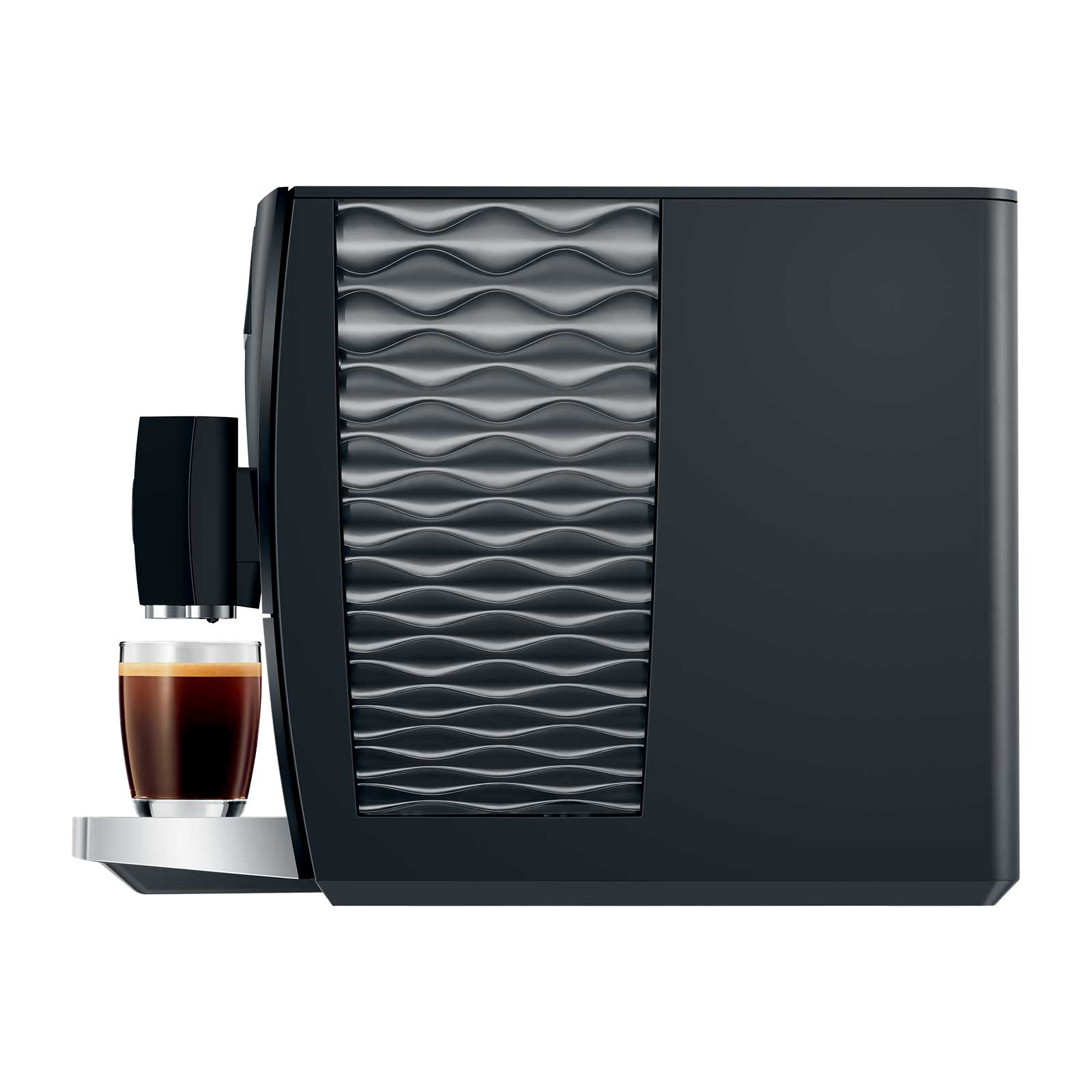Machine à café JURA C9 Piano Black avec une tasse de café noir prête à être dégustée